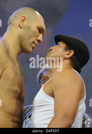 Russian WBA Heavyweight Champion Nikolai Valuev (L) and his US contender John Ruiz (R) face off after the official weighing in Berlin, Germany, 29 August 2008. Valuev and Ruiz will box for the WBA heavyweight title on 30 August in Berlin. Photo: SOEREN STACHE Stock Photo