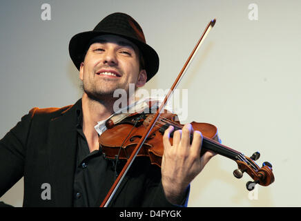 German star violinist David Garrett performs during a Montblanc watch presentation at KaDeWe in Berlin, Germany, 04 September 2008. The German company had invited numerous guests for the public showing 'Montblanc Star Nicolas Rieussec Monopusher Chronographs'. Photo: Jens Kalaene Stock Photo