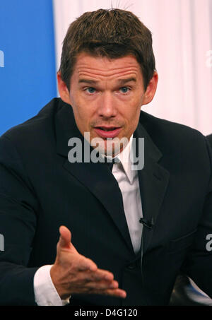 American actor Ethan Hawke is pictured at the press conference of the movie 'What Doesn't Kill You' during the 2008 Toronto International Film Festival at Hotel Sutton Place in Toronto, Canada, 10 September 2008. Photo: Hubert Boesl Stock Photo