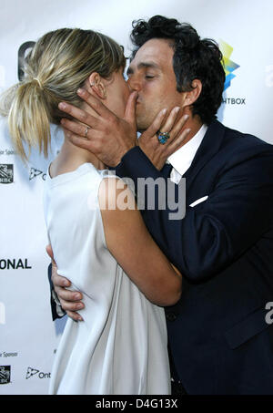 Actors Mark Ruffalo and his wife Sunrise Ruffalo kiss at the premiere of the movie 'What Doesn't Kill You' during the 2008 Toronto International Film Festival at Ryerson Theatre in Toronto, Canada, 10 September 2008. Photo: Hubert Boesl Stock Photo