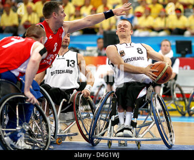 Andre Bienek (R) of Germany in the quarter-finals at the Beijing 2008 Paralympic Games in Beijing, China, 13 September 2008. Photo: ROLF VENNENBERND Stock Photo