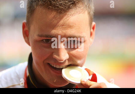 German athelete Heinrich Popow finishes second the 100m at the Beijing 2008 Paralympic Games in Beijing, China, 14 September 2008. Photo: ROLF VENNENBERND Stock Photo