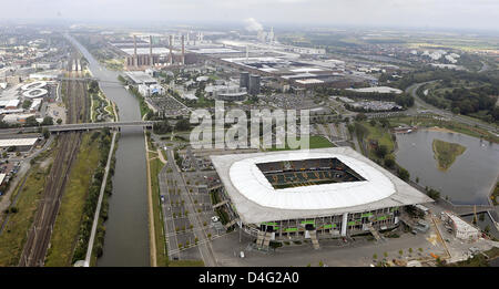The aerial photo shows the 'Volkswagen Arena' in Wolfsburg, Germany, 12 September 2008. The stadium is located between Midland Canal (L) and 'Allersee' lake. The Volkswagen plant is pictured in the background. Photo: Jochen Luebke Stock Photo