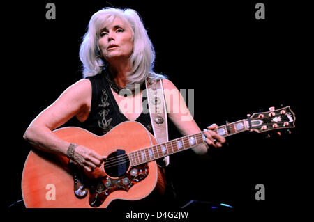 Emmylou Harris in concert in Wisconsin in 1978 Stock Photo - Alamy