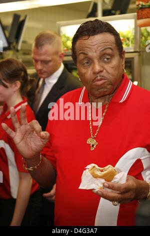 Joe Jackson, father of musician Michael Jackson, sells burgers in a McDonald's branch in Hamburg, Germany, 20 September 2008. The proceeds of Jackson's one-hour sale benefit the McDonald's Children's Aid Foundation. Photo: Sebastian Widmann Stock Photo