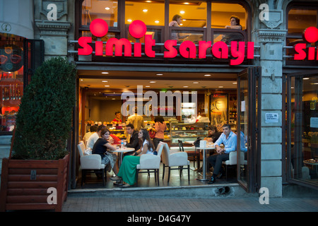 Türkei, Istanbul, Beyoglu, Istiklal Caddesi (Unabhüngigkeitsstrasse). Fast-Foodkette Simit Sarayi. Stock Photo