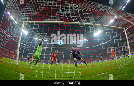 Munich, Germany. 13th March 2013. Arsenal's Olivier Giroud (C) scores the 1-0 against Munich's goalkeeper Manuel Neuer (L) during the UEFA Champions League soccer round of sixteen between FC Bayern Munich and Arsenal FC at Fußball Arena München in Munich, Germany, 13 2012. Photo: Marc Müller dpa /Alamy Live News +++(c) dpa /Alamy Live News - Bildfunk+++ Stock Photo