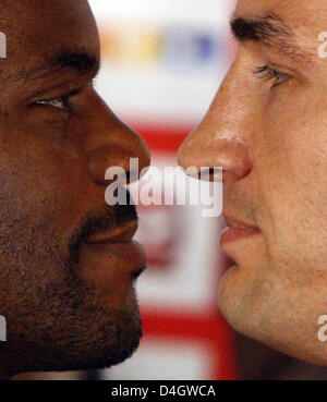 Ukrainian World Heavyweight Champion Vladimir Klitschko (R) and US boxer Tony Thompson stand face to face after the official weighing in at a sports store in Hamburg, Germany, 11 July 2008. Klitschko will try to defend his WBO and IBF titles against Thompson in Hamburg on 12 July 2008. Photo: MARCUS BRANDT Stock Photo