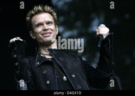 English rock star Billy Idol performs during the first concert of his German Tour in Leipzig, Germany, 14 July 2008. The 52-year-old singer celebrates his German come-back with the album 'Devil's Playground'. Idol scheduled further concerts for July in the cities of Hanover, Hamburg, Erfurt, Munich, Altusried and Duesseldorf. Photo: Jan Woitas Stock Photo