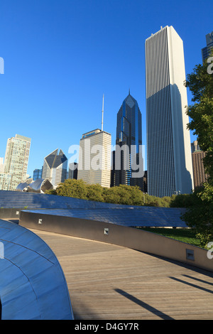 The BP Pedestrian Bridge designed by Frank Gehry links Grant Park and Millennium Park, Chicago, Illinois, USA Stock Photo