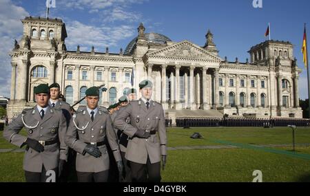 Recruits of the German Bundeswehr take the official oath in front of ...