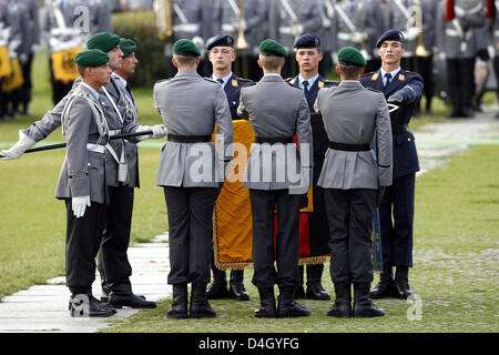 Recruits of the German Bundeswehr take the official oath in front of ...