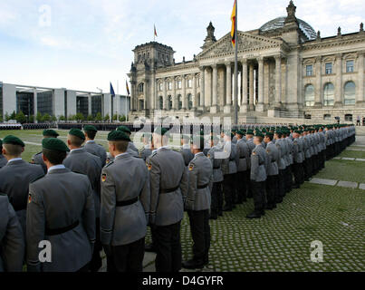 Recruits of the German Bundeswehr take the official oath in front of ...