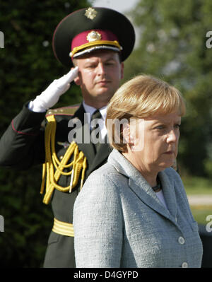 German Chancellor Angela Merkel (R) stands still during a minute's silence after laying down a mourning wreath at the Monument of the Unknown Soldier during her one-day visit to Ukraine in Kiev, Ukraine, 21 July 2008. Photo: PEER GRIMM Stock Photo