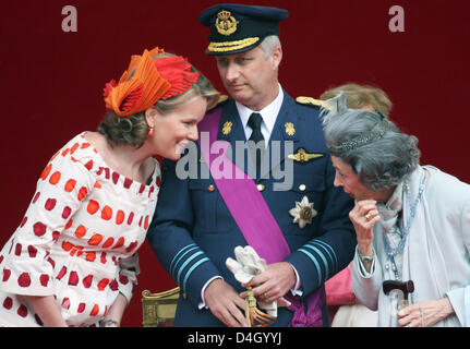 Prince Filip (C) stands between chatting Princess Mathilde (L) and Queen Fabiola of Belgium while attending the traditional military ceremony during the Belgian National Day celebrations in Brussels, Belgium, 21 July 2008. Photo: Albert Nieboer (Attention: NETHERLANDS OUT!) Stock Photo