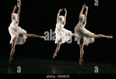 Dancers of English 'Rambert Dance Company' perform during a dress rehearsal of 'Constant Speed' at 'Philharmonie'-venue in Cologne, Germany, 22 July 2008. The company will perform within the scope of 'Koelner Sommerfestival' (literally: 'Cologne Summer Festival') from 22nd to 27th July 2008. Photo: JOERG CARSTENSEN Stock Photo