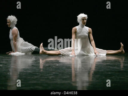 Dancers of English 'Rambert Dance Company' perform during a dress rehearsal of 'Constant Speed' at 'Philharmonie'-venue in Cologne, Germany, 22 July 2008. The company will perform within the scope of 'Koelner Sommerfestival' (literally: 'Cologne Summer Festival') from 22nd to 27th July 2008. Photo: JOERG CARSTENSEN Stock Photo