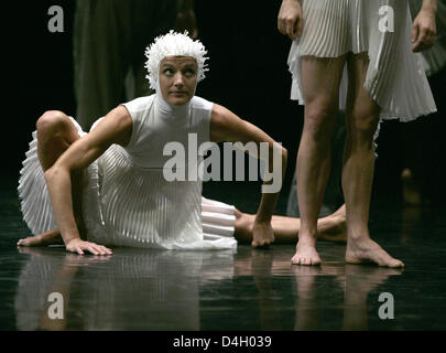 Dancers of English 'Rambert Dance Company' perform during a dress rehearsal of 'Constant Speed' at 'Philharmonie'-venue in Cologne, Germany, 22 July 2008. The company will perform within the scope of 'Koelner Sommerfestival' (literally: 'Cologne Summer Festival') from 22nd to 27th July 2008. Photo: JOERG CARSTENSEN Stock Photo