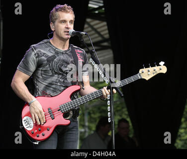 Jason Scheff of Chicago performs in concert, at the Sound Advice