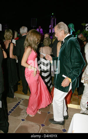 Ferdinand von Bismark and Italian Gabriele Gianmarco dance at the 'Concordia' gala in Marbella, Spain, 26 July 2008. AIDS aid donation 'Concordia' had invited international celebrities to the gala. Photo: Jens Kalaene Stock Photo