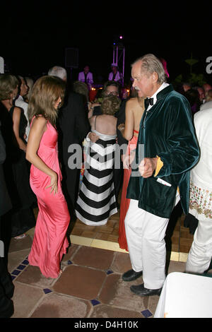 Ferdinand von Bismark and Italian Gabriele Gianmarco dance at the 'Concordia' gala in Marbella, Spain, 26 July 2008. AIDS aid donation 'Concordia' had invited international celebrities to the gala. Photo: Jens Kalaene Stock Photo