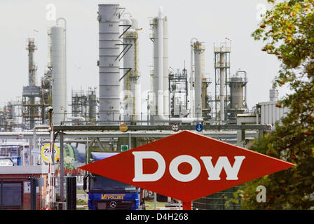 The logo of Dow Germany pictured in front of the plant in Stade, Germany, 22 July 2008. US chemicals group Dow Chemical makes its biggest buy in the company's history taking over US rival Rohm&Haas for 15.3 billion US dollar. The buy is backed by investor Warren Buffet and a Kuwaiti public investment fund. Photo: Christian Hager Stock Photo