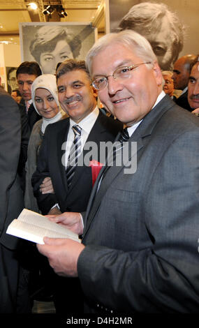 German Foreign Minister Frank-Walter Steinmeier (R) and Turkish President Abdullah Gul walk through a fairground hall after the opening ceremony of the Frankfurt Book Fair in Frankfurt Main, Germany, 14 October 2008. Turkey is this year's Guest of Honour of at the prestigious trade fair for books. Photo: Frank May Stock Photo