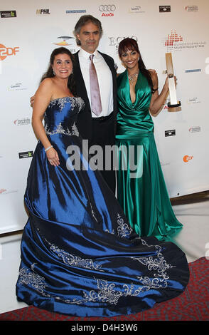 US soprano Danielle de Niese (R), Italian opera diva Cecilia Bartoli (L) and star tenor Andrea Bocelli pose for photographers during the 'Echo Klassik Award' gala at 'Gasteig' -venue in Munich, Germany, 19 October 2008. For the 15th time 'Kulturinstitut der deutschen Phonowirtschaft' ('Culture Institute of the German Record Industry') awarded the prize for the year's best classic m Stock Photo