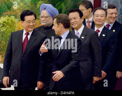 (L-R) Chinese President Hu Jintao, Indian Prime MInister Manmohan Singh, French President Nicolas Sarkozy, Japanese Prime Minister Taro Aso, Chinese Prime Minister Wen Jiabao and President of the EU Commission Jose Manuel Barroso lead the heads-of-government participating in the 7th Asia-Europe Meeting (ASEM) enter the Great Hall of the People in Beijing, China, 24 October 2008. Th Stock Photo