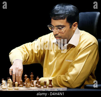 Viswanathan Anand (R, India) and Vladimir Kramnik (L, Russia) seen during  their first World Championship match at the 'Bundeskunsthalle' in Bonn,  Germany, 14 October 2008. The World Championship title will be awarded