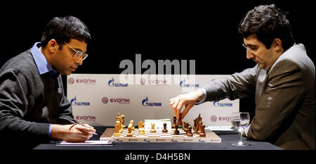 dpa) - Russian World Chess Champion Vladimir Kramnik (L) plays against  Hungarian Grandmaster Peter Leko (R) during the 2004 Dortmund Chess Meeting  in Dortmund, Germany, 23 April 2004. The event takes place