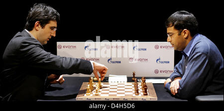 Viswanathan Anand (R, India) and Vladimir Kramnik (L, Russia) seen during the tenth match of the World Chess Championship 2008 at 'Bundeskunsthalle' in Bonn, Germany, 27 October 2008. Anand leads the overall ranking with 6,0 to 3,0 points. First player to reach 6,5 points within 12 matches wins. Anand only needs a draw to keep his World Champion title. Photo: Felix Heyder Stock Photo