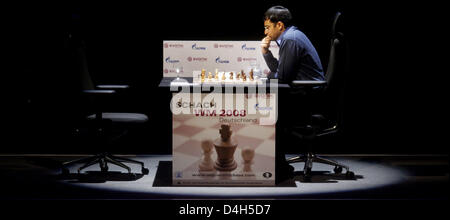 Viswanathan Anand (India) seen during the tenth match of the World Chess Championship 2008 against Vladimir Kramnik (Russia) at 'Bundeskunsthalle' in Bonn, Germany, 27 October 2008. Anand leads the overall ranking with 6,0 to 3,0 points. First player to reach 6,5 points within 12 matches wins. Anand only needs a draw to keep his World Champion title. Photo: Felix Heyder Stock Photo