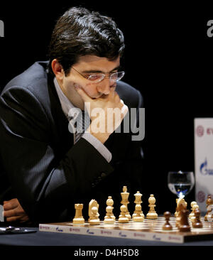 Vladimir Kramnik (Russia) seen during the tenth match of the World Chess Championship 2008 against Viswanathan Anand (India) at 'Bundeskunsthalle' in Bonn, Germany, 27 October 2008. Anand leads the overall ranking with 6,0 to 3,0 points. First player to reach 6,5 points within 12 matches wins. Anand only needs a draw to keep his World Champion title. Photo: Felix Heyder Stock Photo