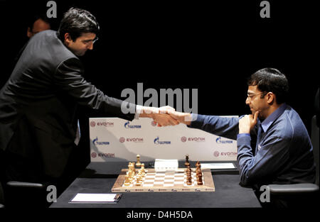 Viswanathan Anand (R, India) and Vladimir Kramnik (L, Russia) seen during  their first World Championship match at the 'Bundeskunsthalle' in Bonn,  Germany, 14 October 2008. The World Championship title will be awarded