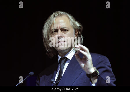 Musician Bob Geldof speaks to guests at the 'International UNESCO Benefit Gala for Children in Need' at the 'Maritim-Hotel' in Cologne, Germany, 01 November 2008. Celebrities from show business, politics, economy and sports attended the gala to collect donations for the children of the world. Photo: Joerg Carstensen Stock Photo