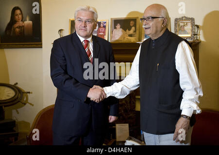 German Foreign Minister Frank-Walter Steinmeier (L) shakes hands with opposition leader of the Indian Parliament, Lal Krishna Advani of Bharatiya Janata Party (BJP), at the opposition leader?s residence in New Delhi, India, 20 November 2008. Steinmeier, who began his multi-day India visit on 18 November, will continue to  Bangalore. Photo: Arno Burgi Stock Photo