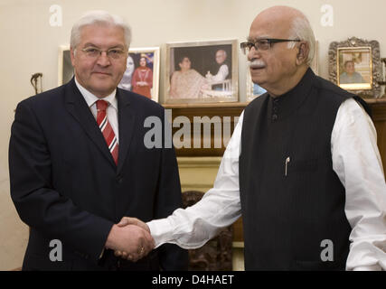 German Foreign Minister Frank-Walter Steinmeier (L) shakes hands with opposition leader of the Indian Parliament, Lal Krishna Advani of Bharatiya Janata Party (BJP), at the opposition leader?s residence in New Delhi, India, 20 November 2008. Steinmeier, who began his multi-day India visit on 18 November, will continue to  Bangalore. Photo: Arno Burgi Stock Photo