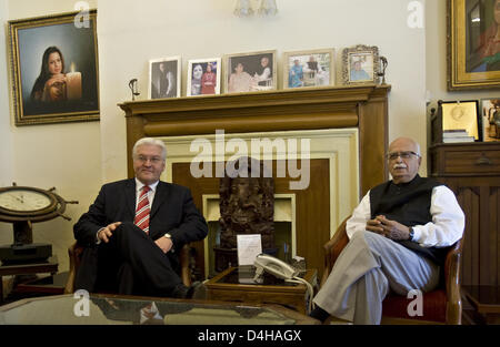 German Foreign Minister Frank-Walter Steinmeier (L) meets with opposition leader of the Indian Parliament, Lal Krishna Advani of Bharatiya Janata Party (BJP), at the opposition leader?s residence in New Delhi, India, 20 November 2008. Steinmeier, who began his multi-day India visit on 18 November, will continue to  Bangalore. Photo: Arno Burgi Stock Photo