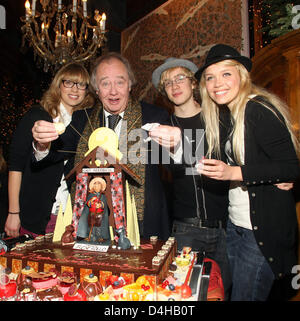 German tenor Rene Kollo and his children Magali (L-R), Oliver Walter and Florence pictured with his birthday cake during the pre-opening of the Christmas market on ?Gut Aiderbichl? near Salzburg, Austria, 20 November 2008. The tenor from Berlin celebrated his 71st birthday on this day. Photo: Ursula Dueren Stock Photo