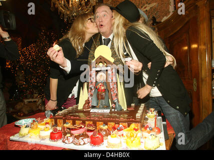 German tenor Rene Kollo and his children Magali (L) and Florence pictured with his birthday cake during the pre-opening of the Christmas market on ?Gut Aiderbichl? near Salzburg, Austria, 20 November 2008. The tenor from Berlin celebrated his 71st birthday on this day. Photo: Ursula Dueren Stock Photo