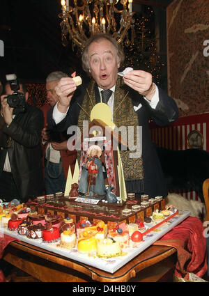 German tenor Rene Kollo pictured with his birthday cake during the pre-opening of the Christmas market on ?Gut Aiderbichl? near Salzburg, Austria, 20 November 2008. The tenor from Berlin celebrated his 71st birthday on this day. Photo: Ursula Dueren Stock Photo