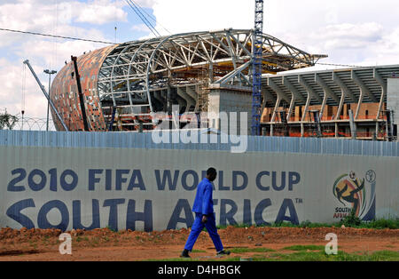 Construction works seen at the Soccer City Stadium in Johannesburg, South Africa, 25 November 2008. Eight matches including opening game and final will take place at this stadium. The 2010 World Cup organisation committee informs FIFA officials about the progress of construction works for the 2010 World Cup and the 2009 Confederations Cup. Photo: Gero Breloer Stock Photo