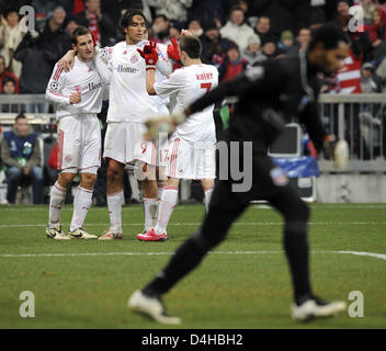 FC Bayern Munich players Miroslav Klose (L-R), Mark van Bommel and Luca Toni celebrate Kloses?s 3-0 against FC Steaua Bucuresti goalkeeper Robinson Zapata (front) during the Champions League group F match at Allianz Arena in Munich, Germany, 25 November 2008. Munich defeated Bucharest 3-0. Photo: Peter Kneffel Stock Photo