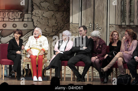 Actor Johannes Heesters (2-L) and his wife Simone Rethel (L) are pictured on stage with daughter Wiesje (3-L), grandson Hannes Fischer (C), daughter Nicole (3-R), granddaughter Wiesje and granddaughter Saskia (R) during a celebration after the enactment of the play ?Im weissen Roessl? (literally: At the White Horse) at the ?Komoedie Winterhuder Faehrhaus? theatre in Hamburg, German Stock Photo