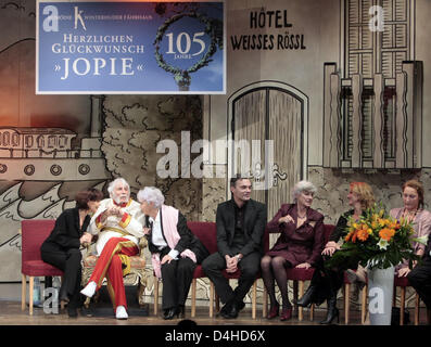 Actor Johannes Heesters (2-L) and his wife Simone Rethel (L) are pictured on stage with daughter Wiesje (3-L), grandson Hannes Fischer (C), daughter Nicole (3-R), granddaughter Wiesje and granddaughter Saskia (R) during a celebration after the enactment of the play ?Im weissen Roessl? (literally: At the White Horse) at the ?Komoedie Winterhuder Faehrhaus? theatre in Hamburg, German Stock Photo