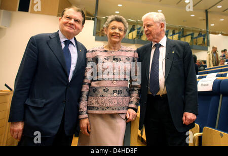 Nobel Prize laureates in medicine Luc Montaigner (L-R), Francoise Barre-Sinoussi and Harald zur Hausen captured at the beginning of a lecture at the Karolinska Institute in Stockholm, Sweden, 07 December 2008. Zur Hausen will receive the Nobel Prize for the discovery of the papilloma viruses, which can cause cervical cancer. This discovery established the fundamentals for a vaccine Stock Photo