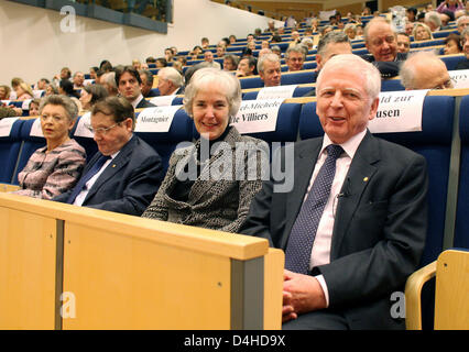 Nobel Prize laureates in medicine Francoise Barre-Sinoussi (L-R), Luc Montaigner and Harald zur Hausen (R) captured with zur Hausen?s wife Ethel-Michele de Villiers (2-R) at the beginning of a lecture at the Karolinska Institute in Stockholm, Sweden, 07 December 2008. Zur Hausen will receive the Nobel Prize for the discovery of the papilloma viruses, which can cause cervical cancer Stock Photo