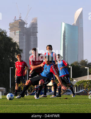 German Bundesliga club FC Bayern Munich?s players (L-R) Andreas Ottl, Christian Lell, Michael Rensing, Daniel van Buyten and Hamit Altintop pictured during the training at The Palace hotel in Dubai, United Arab Emirates, 03 January 2009. Bayern Munich holds a trainings camp at the hotel until 13 January. Photo: STEFAN PUCHNER