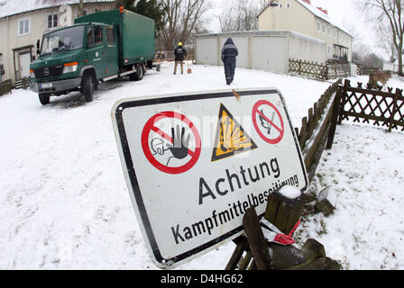 A sign reading ?Beware explosive ordnance elimination? at the site where a bomb was found in Osnabrueck, Germany, 04 January 2009. Some 15,000 people had to be evacuated as five British aircraft bombs from WWII have to be eliminated. According to city officials, it is the biggest evacuation of Osnabrueck. Photo: Friso Gentsch Stock Photo